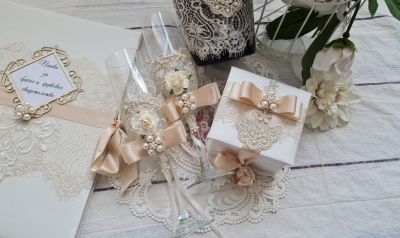 Сватбени ритуални чаши в златно с дантела и перли