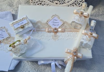 Комплект за кръщене за момченце в бяло екрю и златно, аксесоари за кръщене в златно